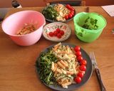 Foto del paso 10 de la receta Fusillis tricolor y enslada + mayonesa de ajo y tomatitos