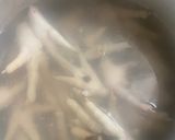 Foto del paso 2 de la receta: Sopipita de patas de pollo para tu mascota