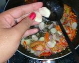 Foto langkah ke 5 dari resep Oseng kerang hijau.