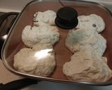 A picture of step 6 of Rib-Sticker Biscuits & Gravy.