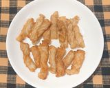 Hình bước làm 2 của món Nui sốt cà chua ăn kèm thịt lợn chiên giòn 😜