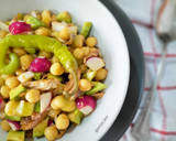 Foto del paso 4 de la receta: Ensalada de garbanzos con aguacate y caballa en tomate
