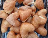 Foto langkah ke 7 dari resep Hollow Heart Donuts (Donat Kopong).