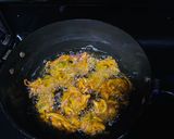 प्याज़ के पकौड़े करी फ़्लेवर (Pyaz ke pakode kari flavour recipe in Hindi) रेसिपी चरण 3 फोटो