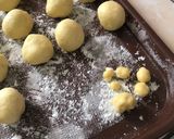 Foto langkah ke 6 dari resep Donat Mini.