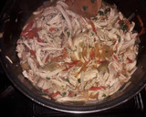 Foto del paso 2 de la receta: Pollo deshebrado a la mexicana