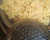 Foto langkah ke 2 dari resep Tuna Tomate Farfalle Pasta.