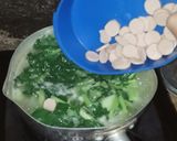 Foto langkah ke 5 dari resep Sop Sayur Hijau.
