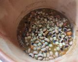 Foto del passaggio 2 della ricetta Zuppa gustosa di fagioli dall'occhio