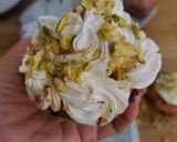 Foto del passaggio 3 della ricetta Cupcakes con panna montata e granella di pistacchi