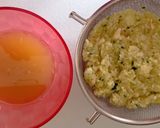 Foto del paso 2 de la receta Tortitas de calabacín con salsa de yogur