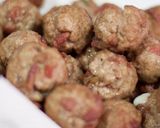 Foto del paso 7 de la receta Albóndigas de jamón y queso sin leche ni huevos en salsa de judías