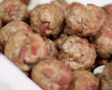 Foto del paso 7 de la receta: Albóndigas de jamón y queso sin leche ni huevos en salsa de judías