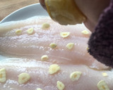 Foto del paso 2 de la receta: Pescado 🐠 a la plancha con habitas y ajos tiernos. Comida sencilla y saludable