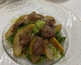 Фото кроку 6 до Салат з карамелізованою грушею і курячою печінкою.
