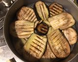Une image de l'étape 4 de Aubergines grillées façon gâteau aux tomates, farce au chapon, pesto et emmental.