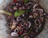 Foto langkah ke 2 dari resep Cumi bumbu hitam saus tiram.
