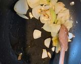 A picture of step 3 of Stir-fry King prawns in curry powder & egg.