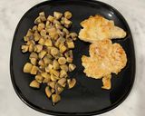 Foto del passaggio 2 della ricetta Scaloppine di pollo con il limone con i funghi champignon 🍋🍄‍🟫