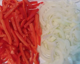 Foto del paso 3 de la receta: Nidos de pasta con cúrcuma, comino, cebolla y pimiento rojo