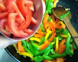 पनीर और कैप्सिकम स्टर फ्राई (Paneer aur capsicum stir fry recipe in Hindi) रेसिपी चरण 2 फोटो