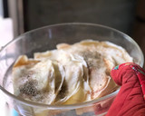 Foto del paso 5 de la receta: Pañuelitos de queso y aceituna🌮