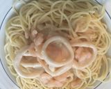 Foto del paso 8 de la receta: Tallarines con salsa de calamares y camarones al ajillo