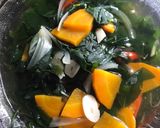 Foto langkah ke 3 dari resep Sayur bening Daun Katuk & Wortel.