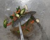 Foto langkah ke 4 dari resep Ikan salem tumis.