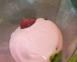 A picture of step 2 of Strawvocado smoothie.