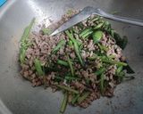 รูปขั้นตอนการทำที่ 5 ของ หมูสับผัดกะปิใส่ผักบุ้งถั่วฝักยาว