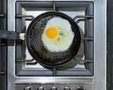 Foto del paso 2 de la receta: Chilaquiles rojos con huevo para mamá