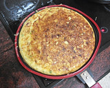 Foto del paso 6 de la receta: Tortilla de papas, calabacín, cebolla y chistorra