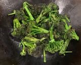 A picture of step 3 of Broccoli in oyster sauce.