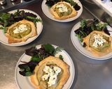 Une image de l'étape 11 de Feuilletés chèvre poireaux, salade de jeunes pousses.