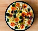 Foto del passaggio 3 della ricetta Torta di ricotta con roselline di verdure miste