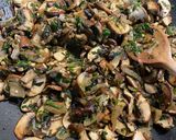 Une image de l'étape 2 de Pâtes aux champignons et pesto de basilic.