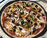 صورة لخطوة 5 من وصفة البيتزا الدجاج مع الفلفل البارد وزيتون وفطر 🍕🍕🍕😋