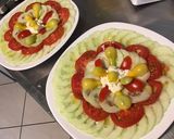 Une image de l'étape 8 de Salades individuelles concombre et deux tomates à la feta sauce ciboulette persil.