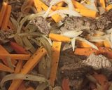 Foto del paso 2 de la receta: Vegetales saltados con carne