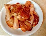 Hình bước làm 1 của món Đùi gà ướp ngũ vị chiên bằng nồi chiên không dầu/Air Fryer
