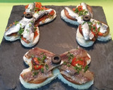 Foto del paso 9 de la receta: Tostadas de anchoas y sardinas marinadas