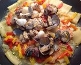 Foto del passaggio 12 della ricetta Paccheri con pesce, peperoni corno e olio aromatizzato con menta e basilico