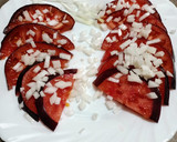 Foto del paso 2 de la receta: Ensalada de tomate azul, nueces, manzana y pasas