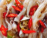 Hình bước làm 2 của món Chân gà rút xương ngâm sả tắc
