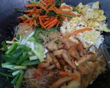 Foto langkah ke 4 dari resep Bihun goreng simpel.