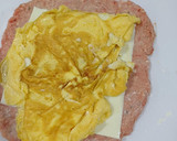 Foto del paso 5 de la receta: Rollito de carne picada relleno