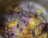 जास्वंदाच्या फुलांचा चहा (jaswandichya fulancha chai recipe in marathi) रेसिपी स्टेप 2 फोटो 