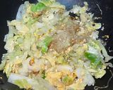 รูปขั้นตอนการทำที่ 3 ของ วุ้นเส้น กะหล่ำปลี ไข่ไก่ ผัดน้ำ เพื่อสุขภาพ