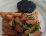 Foto del paso 5 de la receta: Papas veganas encebolladas con medallón sabor morcilla